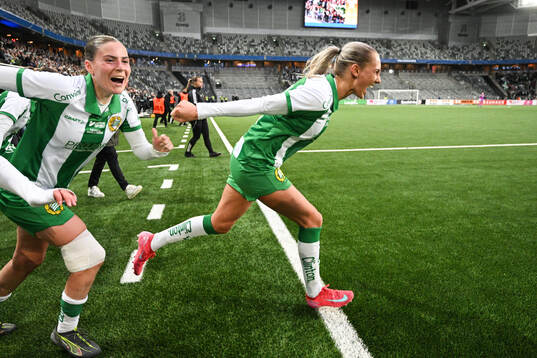 Hammarbys Smilla Vallotto och Ellen Wangerheim jublar