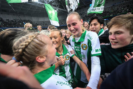 Hammarbys Smilla Holmberg och Emilie Bragstad  jublar