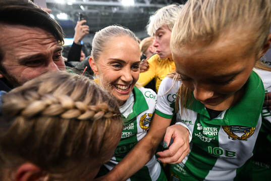 Hammarbys Alice Carlsson och Smilla Holmberg  jublar