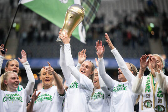 Hammarbys Ellen Wangerheim jublar med pokalen