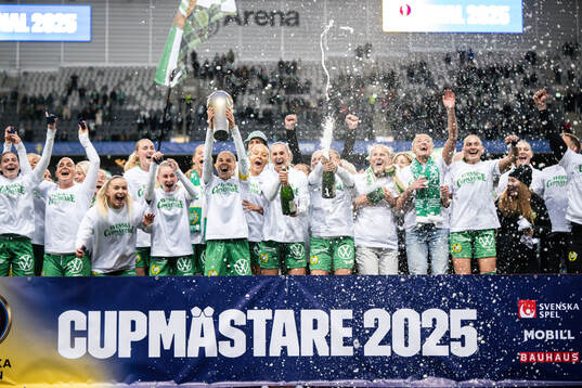 Hammarbys spelare jublar med pokalen
