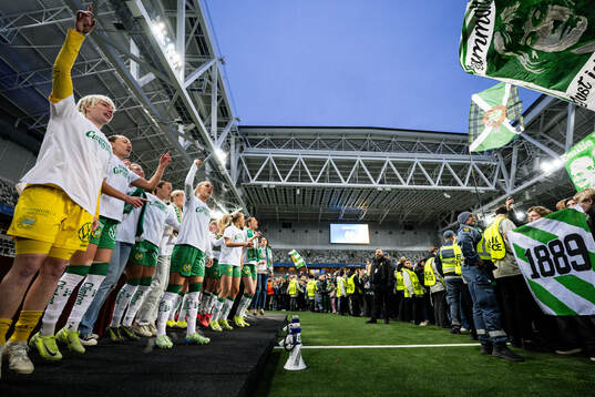 Hammarbys spelare jublar med pokalen