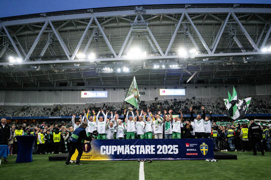 Hammarbys spelare jublar med pokalen