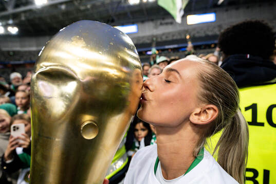 Hammarbys Ellen Wangerheim jublar med pokalen fter finalen