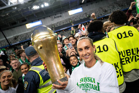 Hammarbys Ellen Wangerheim jublar med pokalen fter finalen