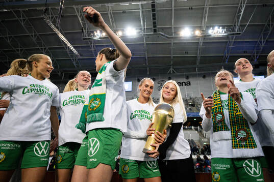 Hammarbys Ellen Wangerheim och Klara Folkesson jublar
