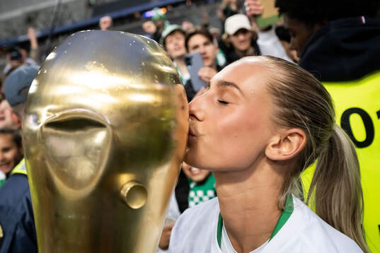 Hammarbys Ellen Wangerheim jublar med pokalen
