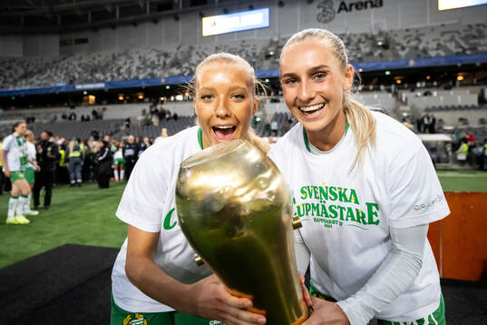 Hammarbys Smilla Holmberg och Ellen Wangerheim jublar med