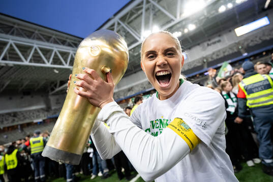 Hammarbys Alice Carlsson jublar med pokalen