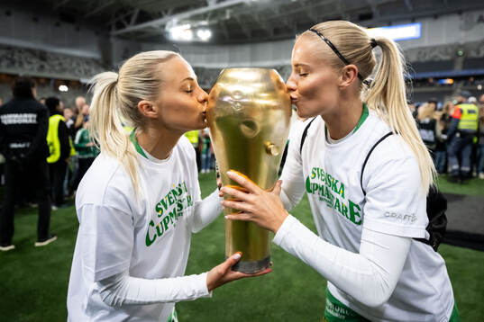 Hammarbys Lotta Ökvist och Stina Lennartsson jublar med