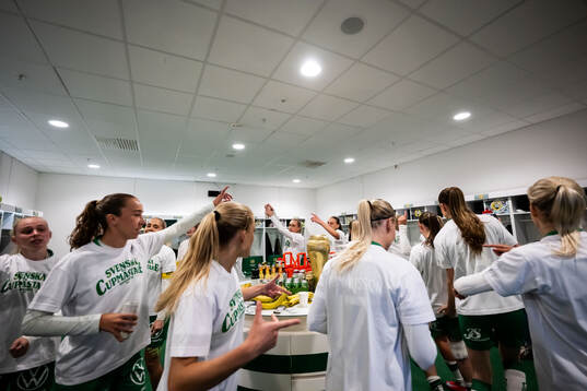 Hammarbys spelare jublar i omklädningsrummet