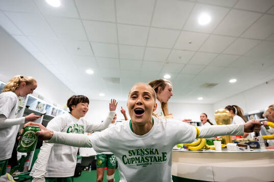 Hammarbys Alice Carlsson jublar i omklädningsrummet