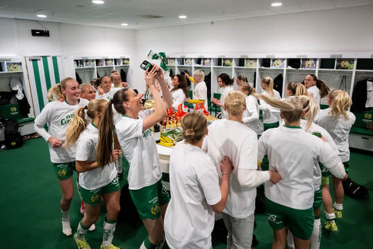 Hammarbys spelare jublar i omklädningsrummet