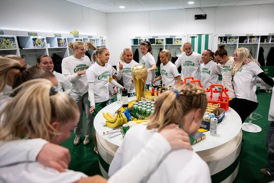 Hammarbys spelare jublar i omklädningsrummet