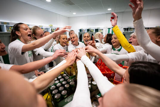 Hammarbys spelare jublar i omklädningsrummet