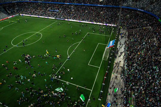 Hammarbys supportrar stormar planen
