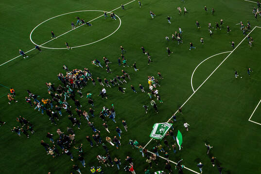 Hammarbys supportrar stormar planen