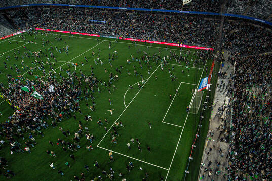 Hammarbys supportrar stormar planen