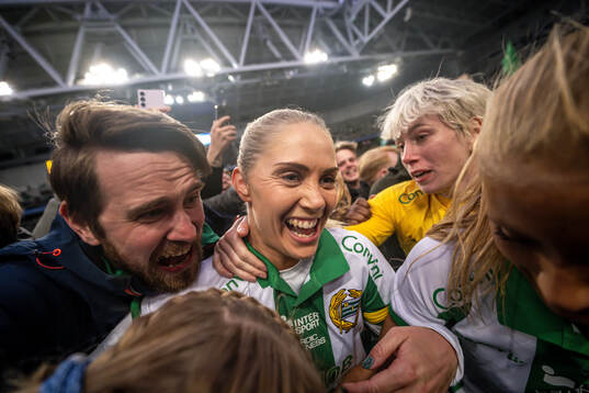 Hammarbys Alice Carlsson och målvakt Moa Edrud jublar