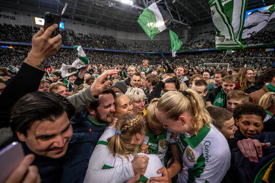 Hammarbys Alice Carlsson och målvakt Moa Edrud jublar