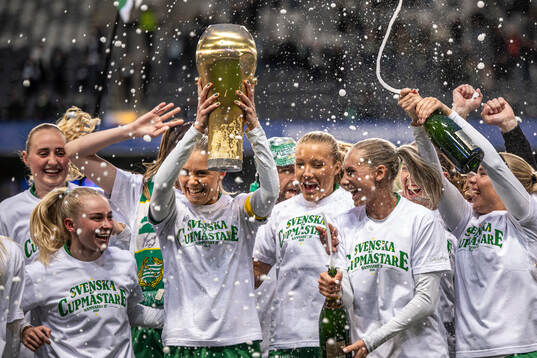 Hammarbys Alice Carlsson, Smilla Holmberg och Ellen