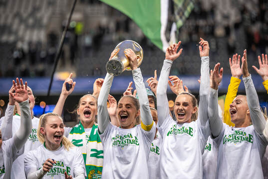 Hammarbys Alice Carlsson jublar och lyfter pokalen