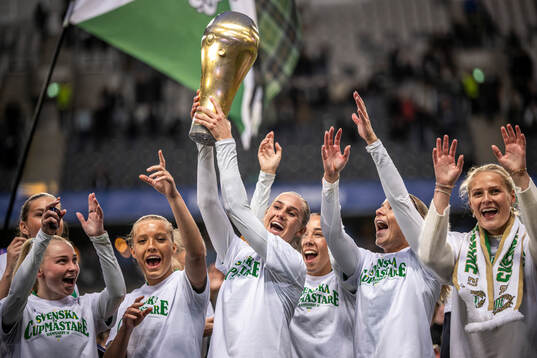 Hammarbys Ellen Wangerheim jublar och lyfter pokalen