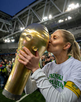 Hammarbys Alice Carlsson kysser pokalen