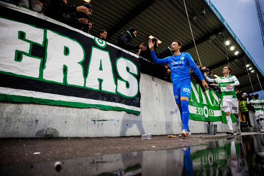 Västerås målvakt Anton Fagerström jublar