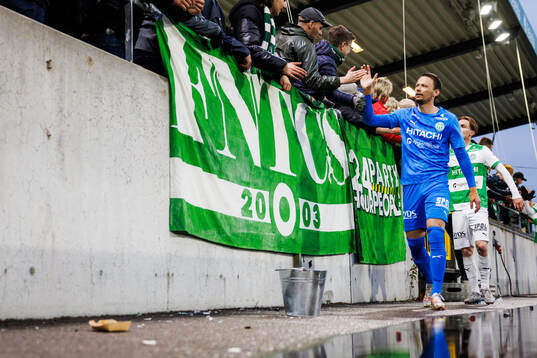 Västerås målvakt Anton Fagerström jublar