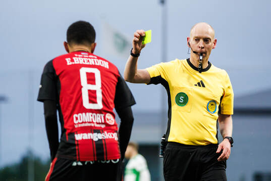 Domare Per Melin delar ut ett gult kort till Östersunds