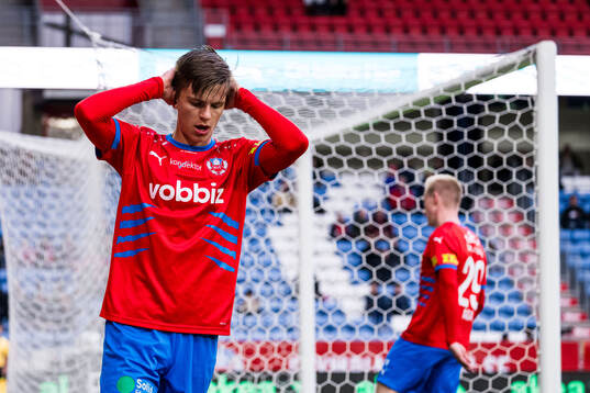 Helsingborgs Adrian Svanbäck reagerar