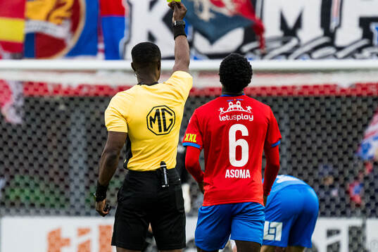 Domare Fredrik Oppong dömer gult kort och Helsingborgs