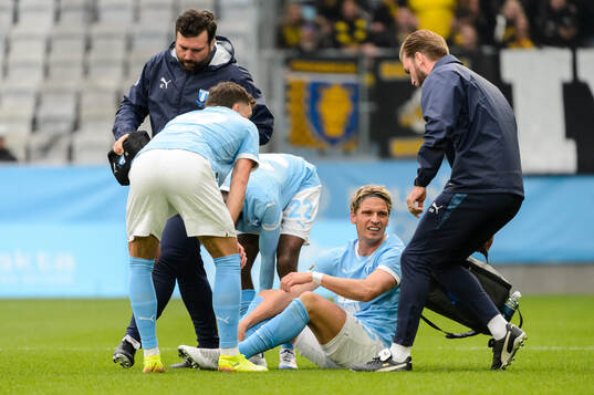 Malmö FFs Jens Stryger Larsen har ont