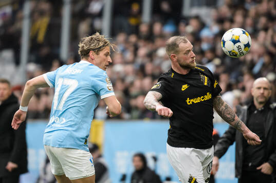 Malmö FFs Jens Stryger Larsen och AIKs John Guidetti