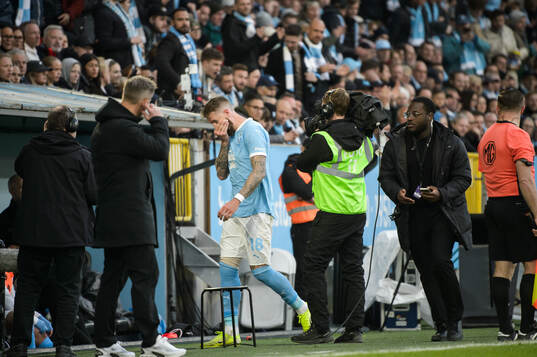 Malmö FFs Pontus Jansson lämnar planen