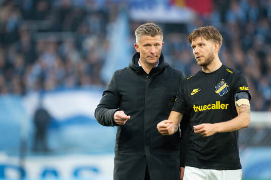 AIKs tränare Mikkjal Thomassen och Anton Salétros