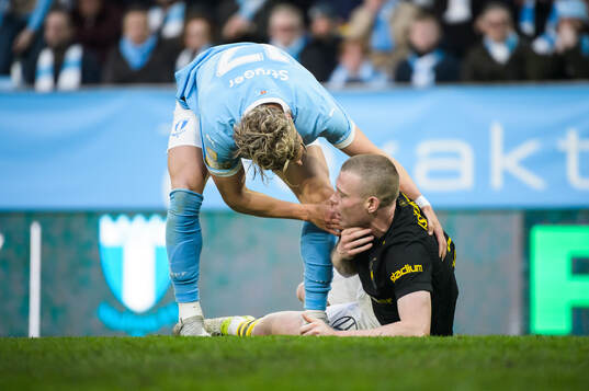 Malmö FFs Jens Stryger Larsen och AIKs Thomas Poppler