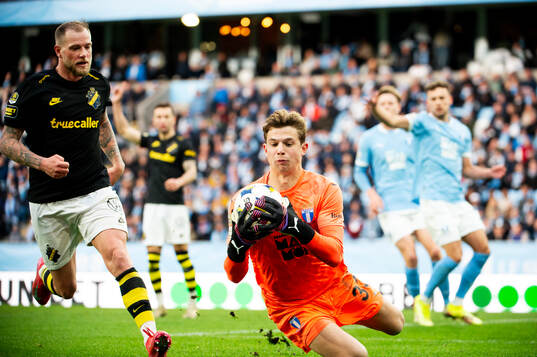 Malmö FFs målvakt Melker Ellborg och AIKs John Guidetti