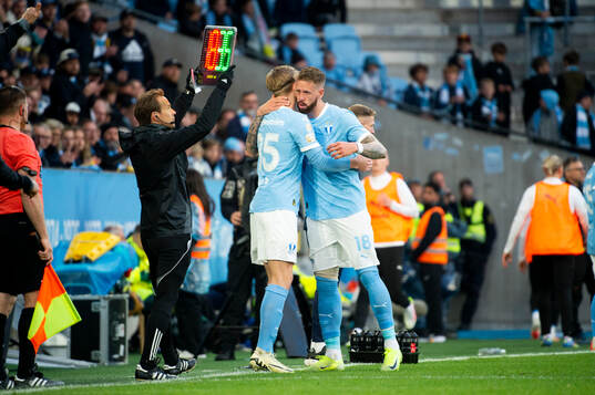 Malmö FFs Pontus Jansson går ut och Nils Zätterström