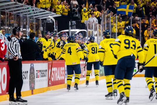 Leo Carlsson of Sweden celebrate