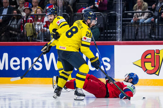 Rasmus Andersson and Elias Lindholm of Sweden and Jakub