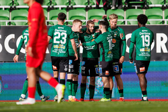 Varbergs Oliver Alfonsi jublar med laget