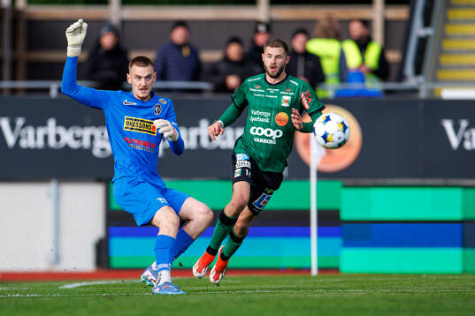 Landskronas målvakt Marcus Pettersson och Varbergs Oliver