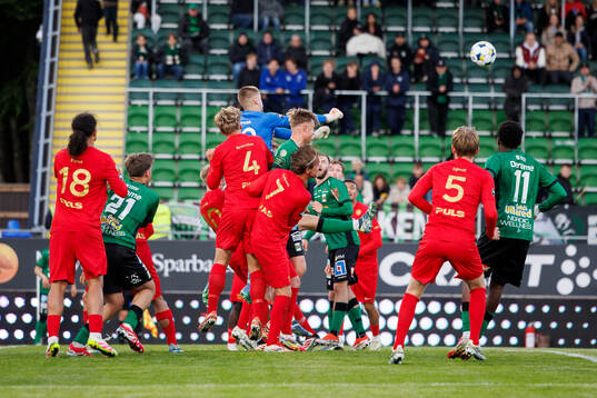 Landskronas målvakt Marcus Pettersson boxar bort bollen