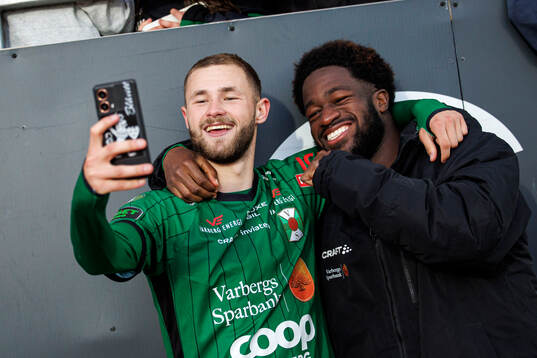 Varbergs Oliver Alfonsi och Kevin Appiah Nyarko tar en