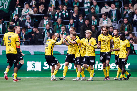 Mjällbys Ludwig Malachowski Thorell jublar med lagkamrater