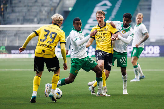 Hammarbys Paulos Abraham och Tesfaldet Tekie mot Mjällbys