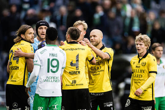 Mjällbys Tom Pettersson, målvakt Noel Törnqvist,, Axel