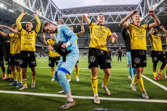Mjällbys Nicklas Røjkjær, målvakt Noel Törnqvist,